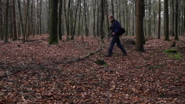 Man Photo Camera Hiking Forest Autumn — Vídeo de Stock