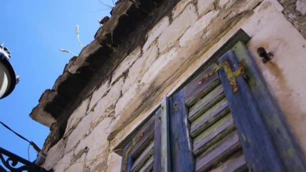 Descending Exterior Ancient Brick Building Blue Wooden Shutters — Stock videók