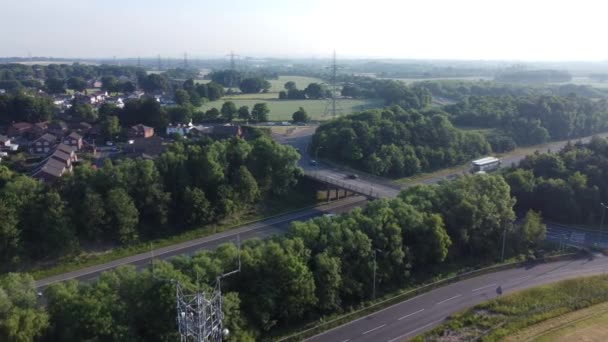 Broadcasting Tower Antenna British Countryside Vehicles Travelling Highway Background Aerial — Wideo stockowe