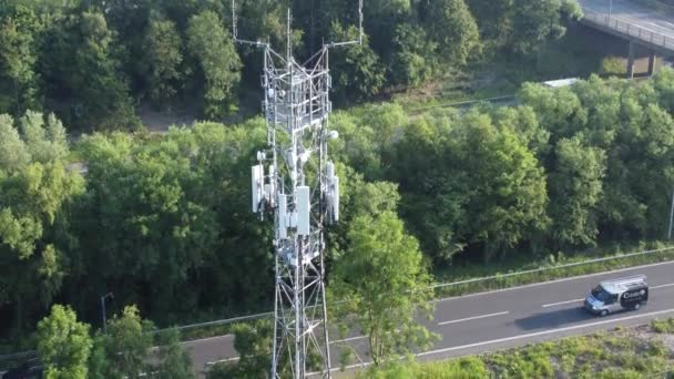 Broadcasting Tower Antenna British Countryside Vehicles Travelling Highway Background Aerial — Stock video