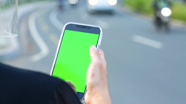 Woman Wearing Faceshield Holds Green Screen Phone Street Shoulder — Stockvideo