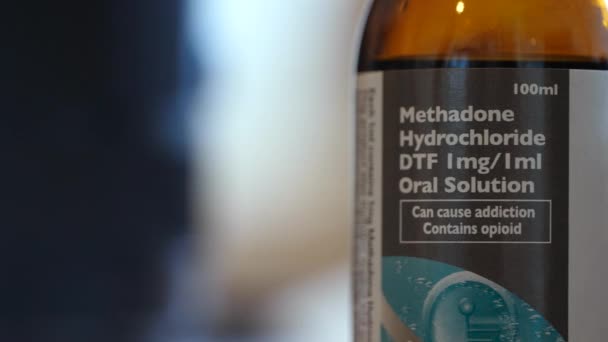 Close Weergave Van Methadon Fles Met Zwart Wit Label Panning — Stockvideo