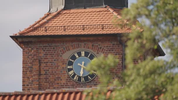 Close Shot Red Brick Clock Tower Ruhstadt Slow Motion Pan — Stockvideo