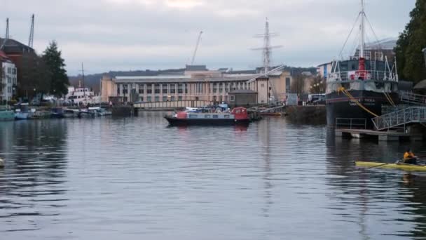 Man Rowing Kayak River Avon Docked Boats Bristol England Wide — Stockvideo