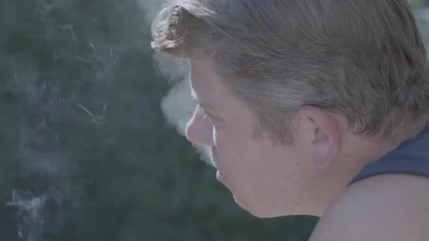 Mann Som Røyker Stillhet – stockvideo