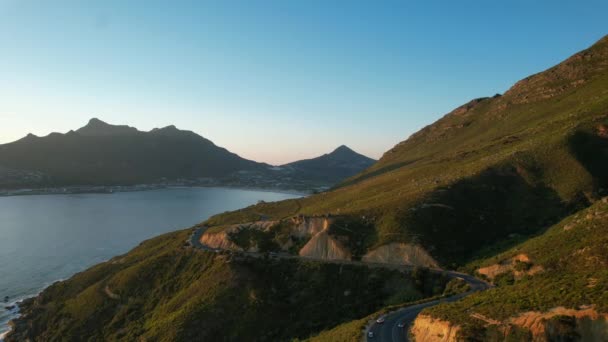 Cars Driving Chapmans Peak Road Sunset Hout Bay Background Aerial — Vídeo de Stock