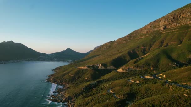 Hout Bay Ακτογραμμή Δρόμο Σκαλισμένα Chapmans Peak Στο Ηλιοβασίλεμα Εναέρια — Αρχείο Βίντεο