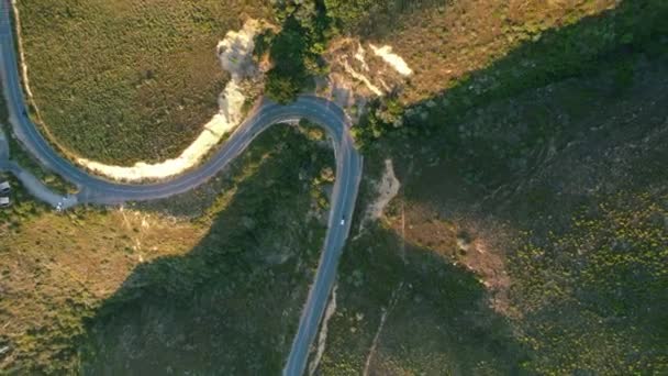 บรถบนถนน Chapmans Peak บนชายฝ งเคปทาวน ตอนพระอาท — วีดีโอสต็อก