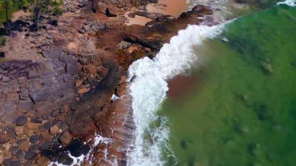 Rocky Coast Foamy Waves Splashing Shore Noosa Heads Queensland Australia — Vídeos de Stock