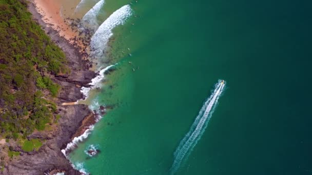 Αεροφωτογραφία Του Ατόμου Jet Ski Στην Τροπική Παραλία Της Noosa — Αρχείο Βίντεο