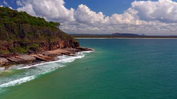Waves Crashing Rugged Shore Boiling Pot Lookout Noosa National Park — Stock video