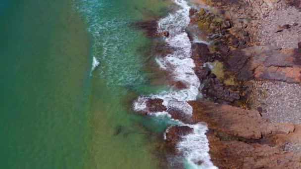 Ocean Waves Crashing Rocky Shore Noosa National Park Queensland Australia — Vídeos de Stock