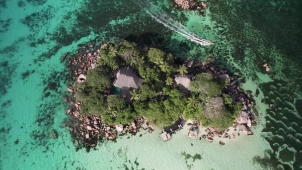 Speed Boat Drives Chauve Souri Relais Island Praslin Seychelles — Stockvideo