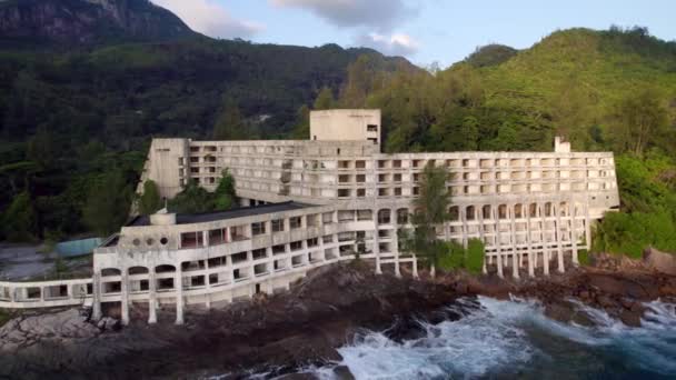Close Aerial Orbit Abandoned Mahe Beach Hotel Pobliżu Port Glaud — Wideo stockowe