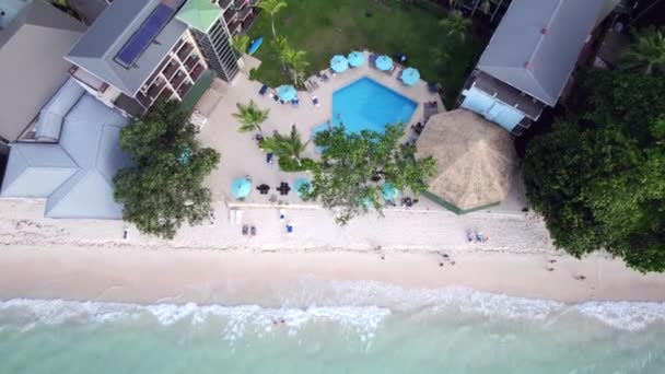 Aerial Dolly Reveal Coral Strand Hotel Oand Beau Vallon Beach — Wideo stockowe