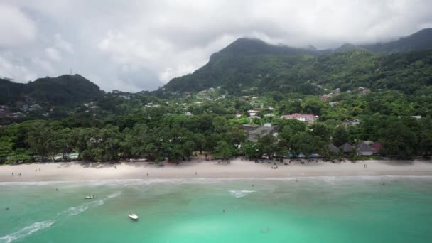 Reverse Aerial Dolly Beau Vallon Beach Cloudy Day Seychelles — Vídeos de Stock