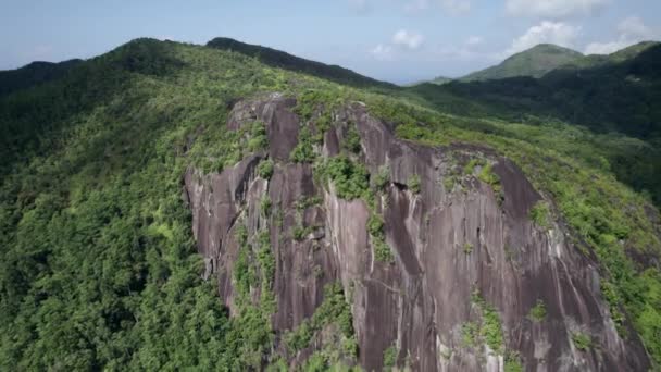 Aerial Dolly Shot Granite Mountain Summit Copolia Trail Hike Mahe — стокове відео