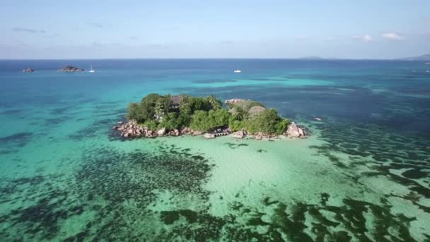 Reverse Aerial Souri Chauve Relaise Stunning Small Island Seychelles — Vídeos de Stock