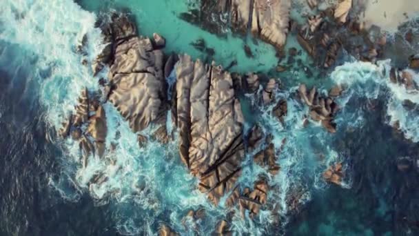 Aerial Overhead Shot Waves Crashing Granite Boulders Digue Island Seychelles — Stok video