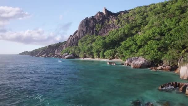 Drone Flying Low Rocks Reveal Robinson Crusoe Beach Golden Hour — Vídeo de stock