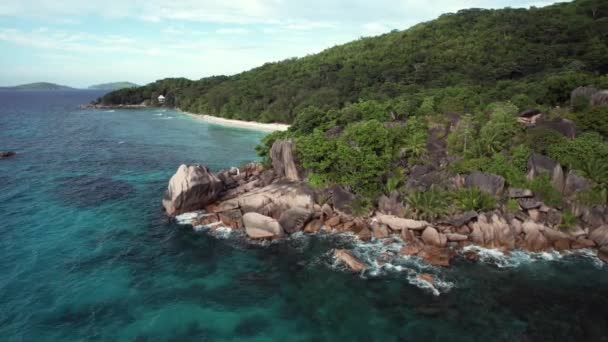 Clear Turquoise Indian Ocean Granite Boulders Beach Digue Island Golden — стокове відео