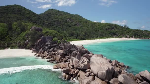 Cinematic Drone Flying Granite Boulders Grande Anse Petite Anse Beach — Αρχείο Βίντεο