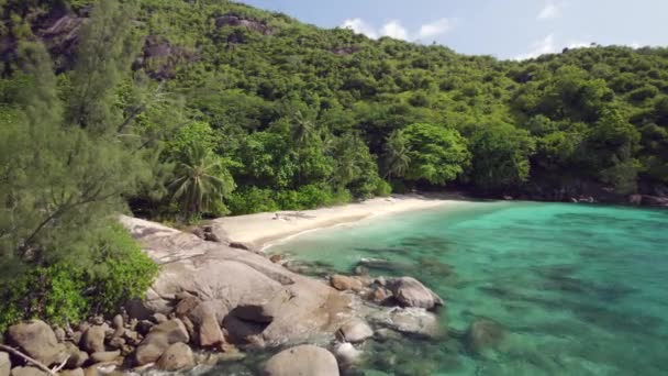 Версия Low Cinematic Drone Granite Rocks Revealing Anse Major Beach — стоковое видео