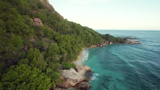 Fpv Drone Dives Anse Pierrot Beach Anse Source Argent Στο — Αρχείο Βίντεο