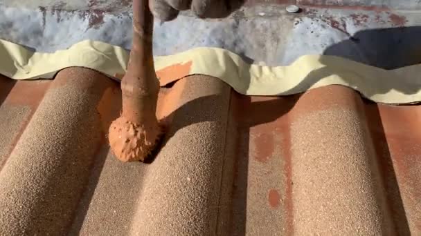Güneşli Bir Günde Elle Çatı Kiremitlerini Boyamak Kapat — Stok video