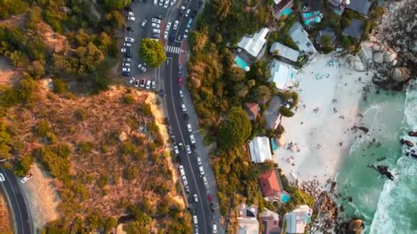 Top Van Clifton Strand Weg Met Verkeer Rijden Bij Zonsondergang — Stockvideo