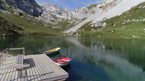 Mountainlake Švýcarsku Bergsee Partnunsee Graubnden Schweiz Ruderboot Auf Bergsee — Stock video
