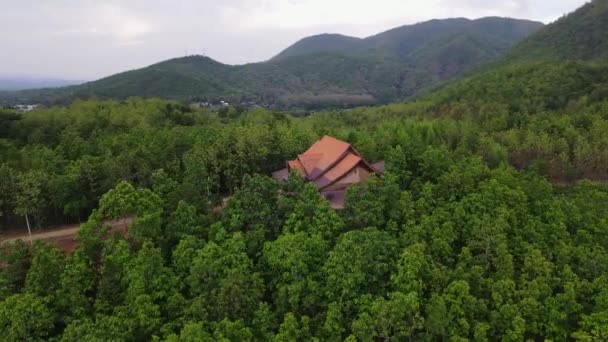 Vue Aérienne Une Maison Isolée Située Entre Forêt Dense Ban — Video