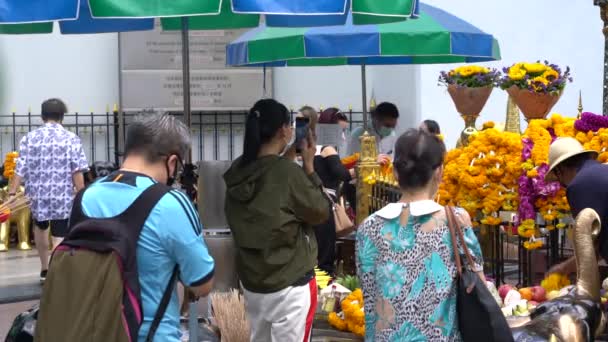 Люди Молятся Четыре Лица Будды Erawan Shrine Бангкок — стоковое видео