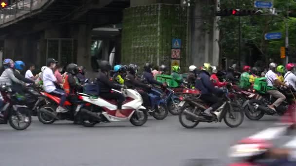 Heavy Traffic Motorbikes Streets Junction Downtown Bangkok — Stok Video