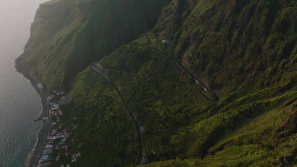 Kurvig Väg Nedför Branta Bergssluttningar Och Terrasserad Jordbruksmark Madeira — Stockvideo