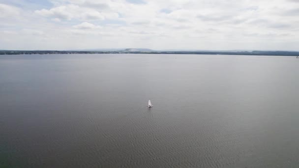 大きな湖の真ん中に1隻のカタマランボート ドイツ シュタインフーダー マイヤー — ストック動画