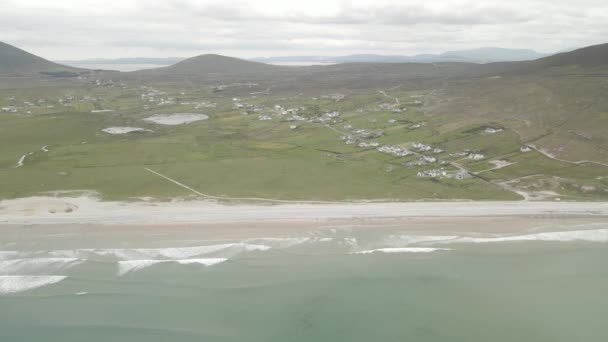 มมองทางอากาศท ยบสงบของชายหาด Keel และหม านบนเกาะ Achill ในสาธารณร ฐไอร แลนด — วีดีโอสต็อก