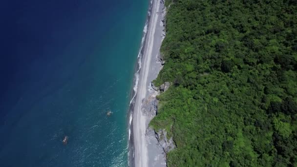 Tropikalna Plaża Pokryta Spadającymi Głazami Stopniowej Erozji Klifu Wschodnim Wybrzeżu — Wideo stockowe