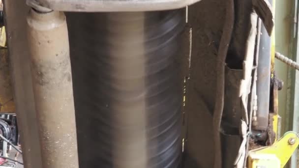 高速工作的工业刷子刀具朝向地面 — 图库视频影像