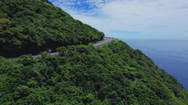Dynamic Reveal Eastern Shore Taiwan Drone Flying Cliff Side Highway — Stockvideo