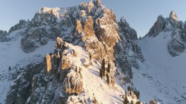 Glowing Rugged Snowy Tre Cime Mountain Summit Aerial View Reveal — Vídeos de Stock