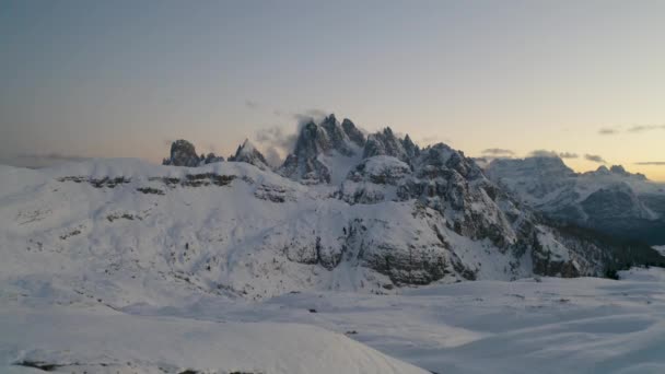 Καθιέρωση Εναέρια Άποψη Όλο Χιόνι Κάλυψε Λευκό Τοπίο Και Tre — Αρχείο Βίντεο