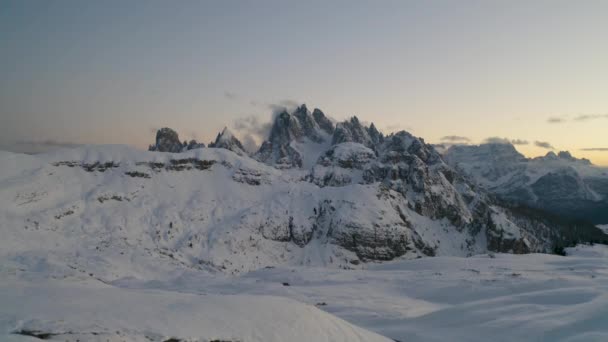 Estableciendo Una Vista Aérea Través Del Paisaje Blanco Cubierto Nieve — Vídeos de Stock