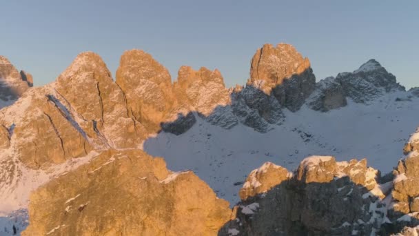 하늘을 눈덮인 봉우리들은 산등성 황금빛 일출을 보여준다 — 비디오