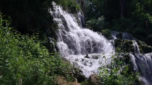 当白水从岩石中倾泻而下时 大瀑布的一个倾斜的镜头 — 图库视频影像