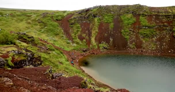 Kerid Cratera Lago Islândia Com Vídeo Panning Direita — Vídeo de Stock