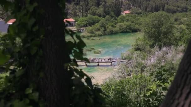 Dav Turistů Shromažďuje Mostě Obdivuje Krásné Vodopády Tyrkysovou Řeku Národním — Stock video