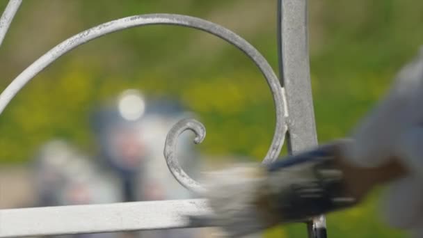 用防锈漆涂刷生锈的椅子 — 图库视频影像