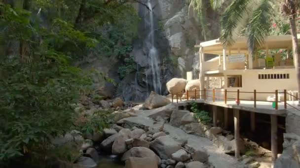 Casa Pavilion Stunning Nature Scenery Rainforest Woman Sitting Rock Admiring — Vídeo de Stock
