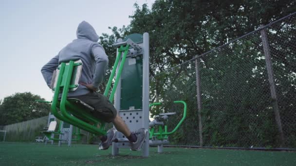 Bacak Pres Makinesi Kullanan Bir Adam Açık Hava Spor Salonunda — Stok video